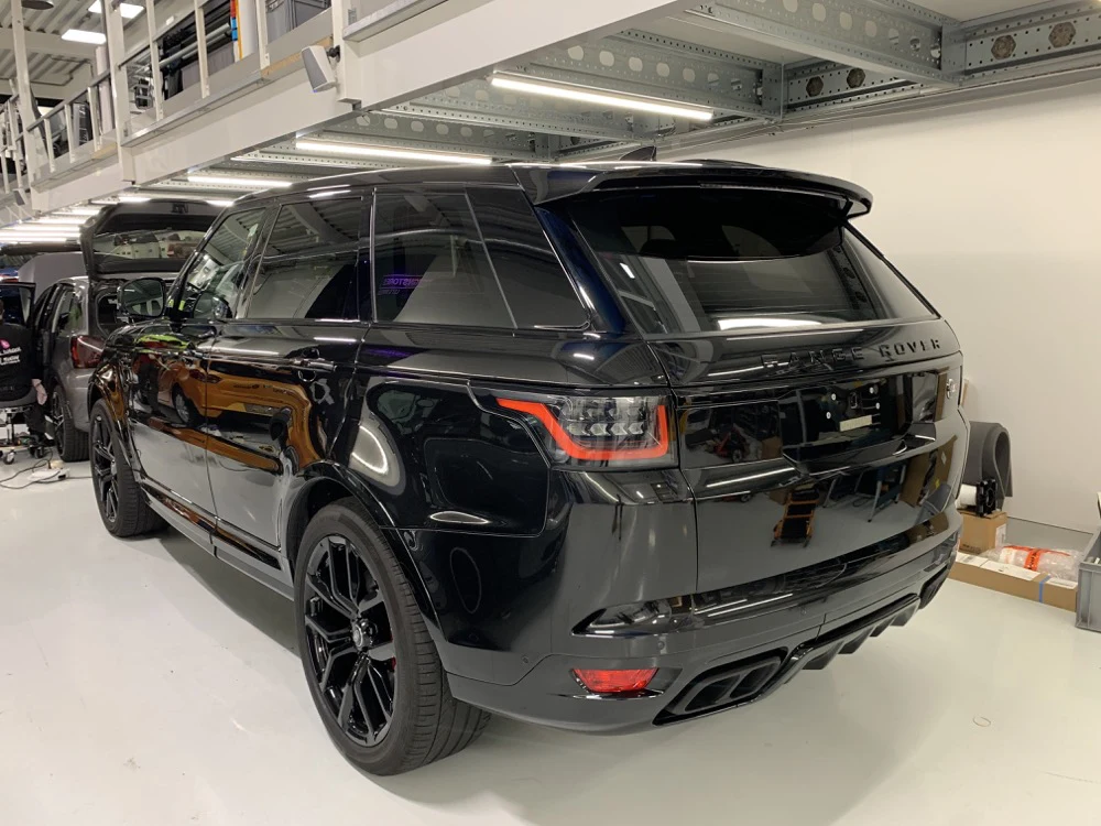 Range Rover met getinte achterruiten in de werkplaats van Tinttotaal