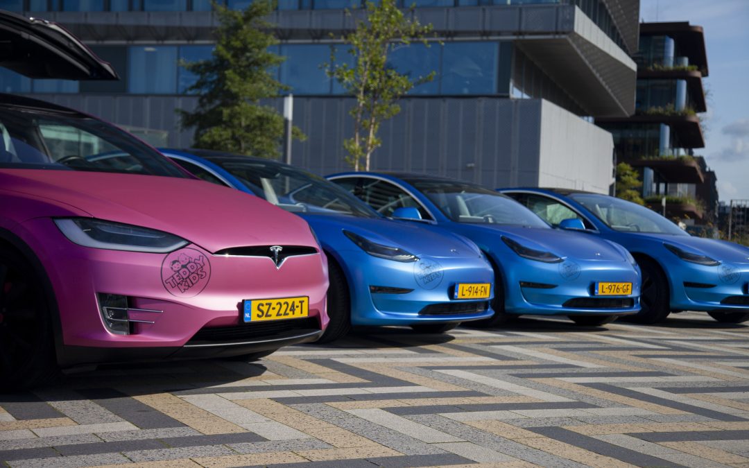 Tesla’s gewrapped en bestickerd voor Teddy Kids