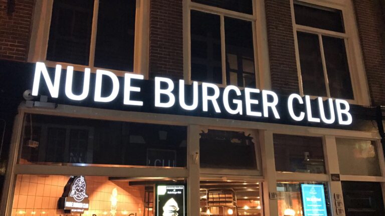 Verlichte gevelletters van Nude Burger Club