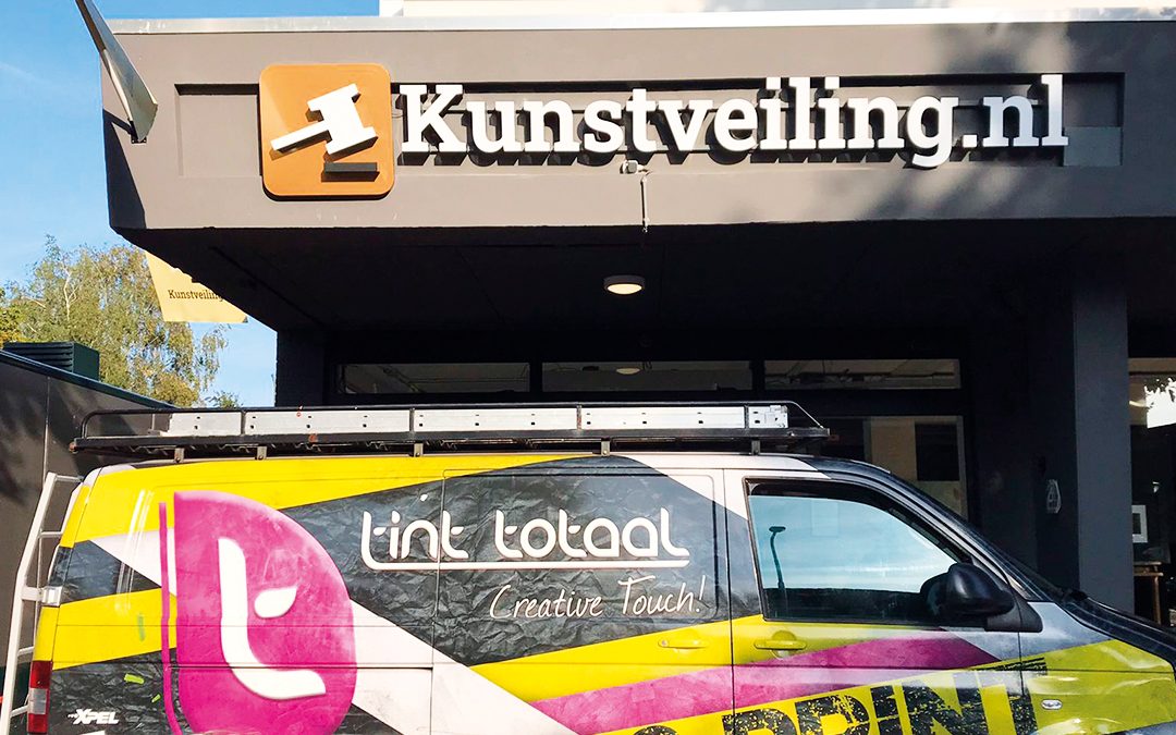 Lichtreclame voor Kunstveiling.nl