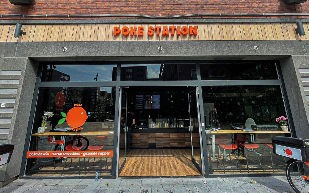 Verlichte gevelletters en raambestickeringen voor Poke Station