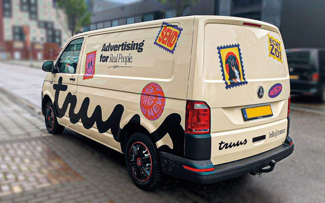 Opvallende bestickering bestelwagen van reclamebureau Truus