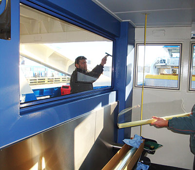 Anti graffiti folie op ruiten GVB veerpont