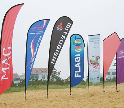 Zomerproducten bij Tinttotaal: beach flags en parasols