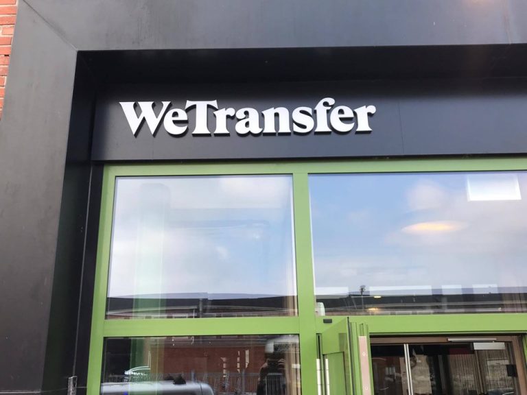 Gevelletters van WeTransfer boven de entree