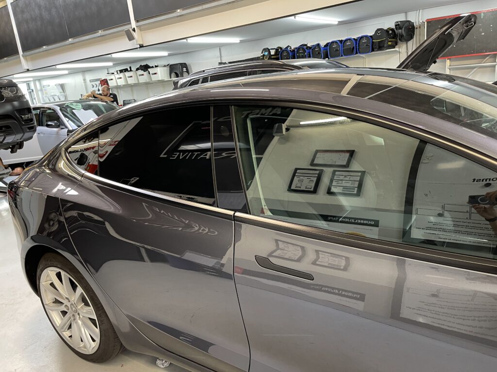Ramen blinderen tesla zijkant