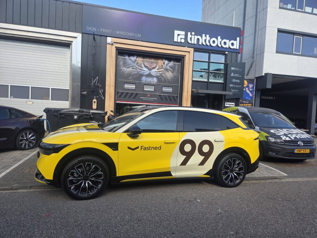 Fastned Zeekr 7X met gele voertuigwrap en startnummer 99 bij TintTotaal