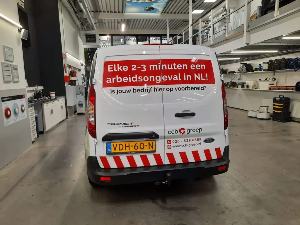 Bedrijfsbus met reclame op de achterdeuren