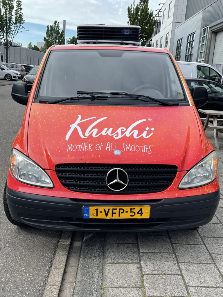 Khushi logo op de rode motorkap