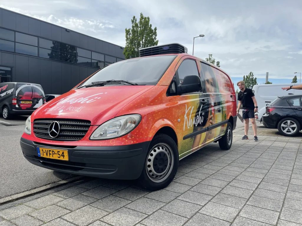 Voorzijde en zijkant van de Khushi bestelbus