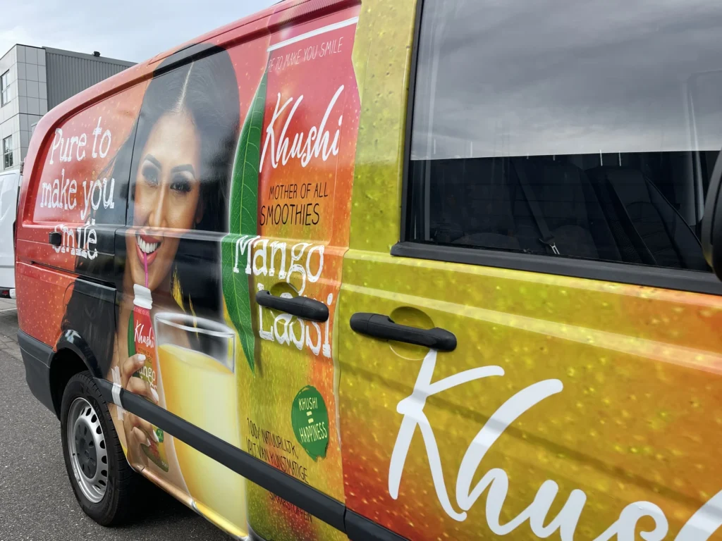Detail van de full colour Khushi wrap rond de schuifdeur