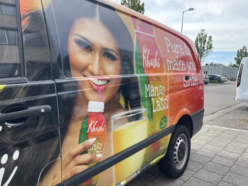 Productbeelden en Khushi branding op de bestelbus