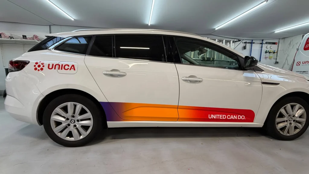 Unica personenauto na belettering in de werkplaats