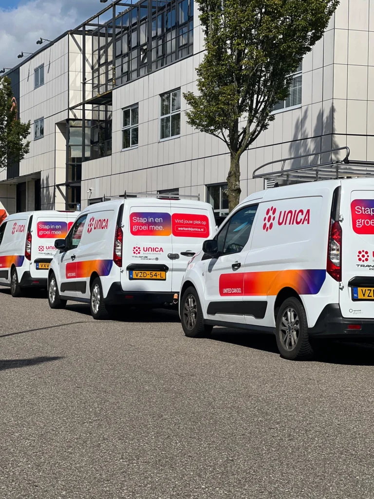 Meerdere Unica bedrijfswagens met dezelfde voertuigbranding
