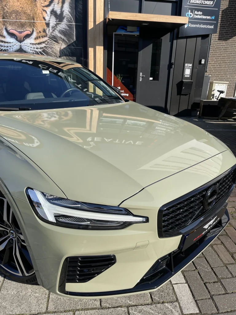 Volvo met donkere zijruiten bij de werkplaats