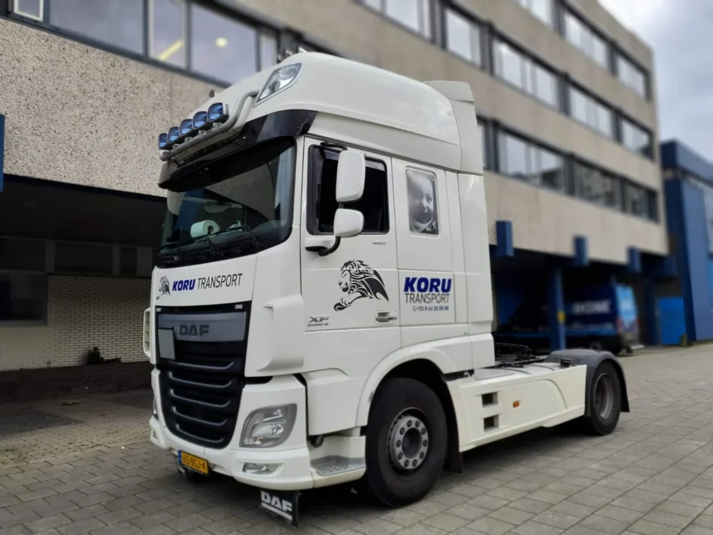Vrachtwagen met bedrijfsbelettering bij TintTotaal